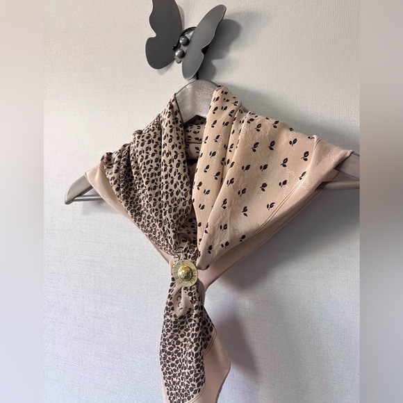 Vintage Nina Ricci silk square scarf. - Picture 5 of 9